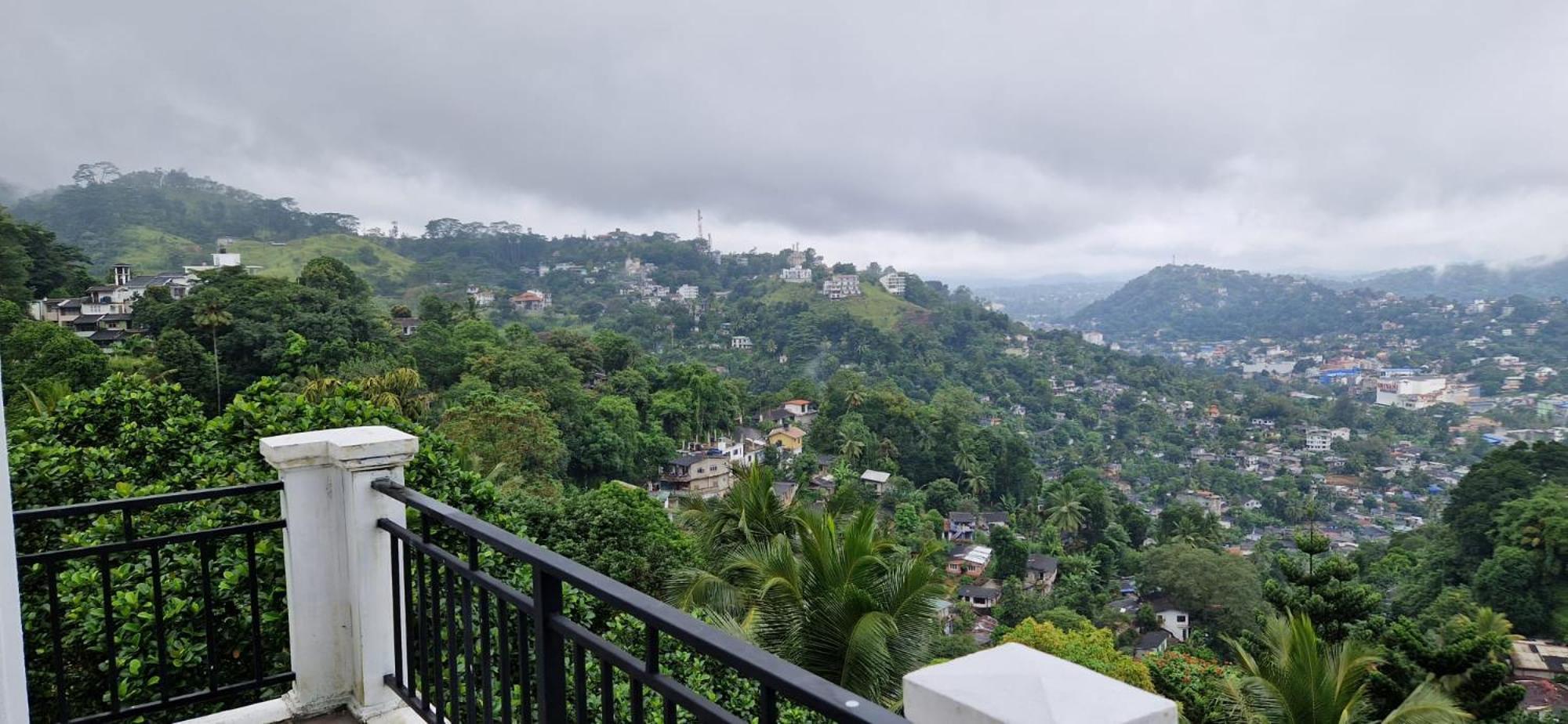 Golden King Residence - Free Pickup From Kandy Railway Station Exterior foto
